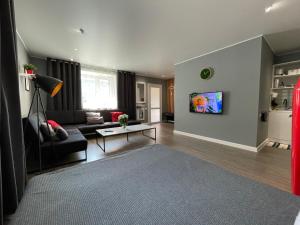 TV i/ili multimedijalni sistem u objektu Квартира-студия с отдельным входом с гостиничным сервисом, с белым постельным