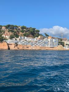 a view of a city from the water at Apartamento luminoso Paloma a 350 metros de la playa con parking gratuito in Sant Feliu de Guixols