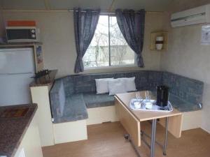 シジャンにあるSIGEAN Mobil Home dans Camping Tohapiのリビングルーム(ソファ、テーブル付)