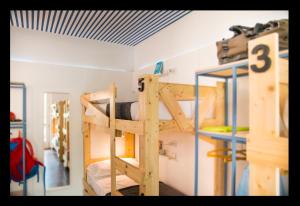 Palanda nebo palandy na pokoji v ubytování Gabanel Bike Hostel