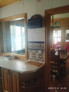 uma cozinha com um balcão e uma mesa com um espelho em Los Arces em Elosu