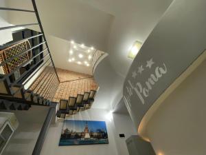ミラノにあるHOTEL Pomaの壁画のある建物の階段