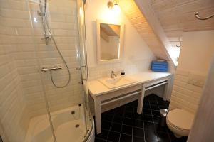 巴利格魯德的住宿－米駝瓦多里納度假屋，一间带水槽、淋浴和卫生间的浴室