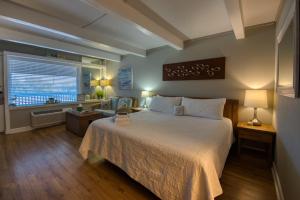 Tempat tidur dalam kamar di Waterway View Studio 2 w/ Pool, 1 mile to Wrightsville Beach