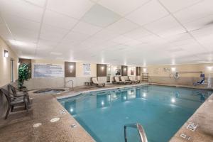 a large swimming pool in a hotel room at Comfort Suites Forsyth near I-75 in Forsyth