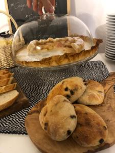 una mesa cubierta con un plato de galletas y pan en Aymon de Challant, en Aosta