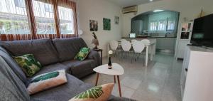 ein Wohnzimmer mit einem Sofa und einer Küche in der Unterkunft La Casa de Papel in Alcanar