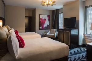 Postel nebo postele na pokoji v ubytování The Allegro Royal Sonesta Hotel Chicago Loop + 37 fotografií