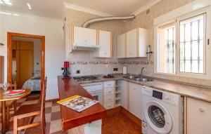 Fotografia z galérie ubytovania Pet Friendly Apartment In Benajarafe v destinácii Benajarafe