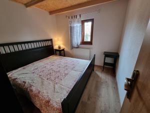 Domček pod orechom客房内的一张或多张床位