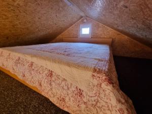 Domček pod orechom客房内的一张或多张床位