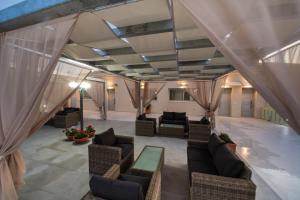 リジアにあるBalver Luxury Apartmentsのソファ、テーブル、カーテンが備わる広いロビー