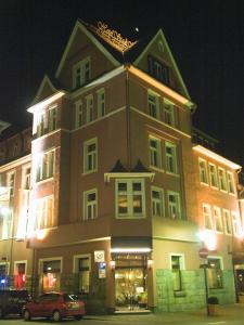 un grande edificio con un'auto parcheggiata di fronte di Hotel Stadt Hamm a Hamm