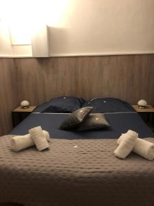 una camera con un letto con due cuscini sopra di BERNARDINI Emplacement exceptionnel a Sari Solenzara