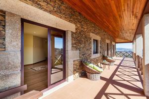 un balcone con una grande porta a vetri su un edificio di Quinta da Eira Douro Valley a Fermentões