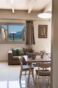 uma sala de estar com uma mesa e um sofá em Balver Luxury Apartments em Lygia