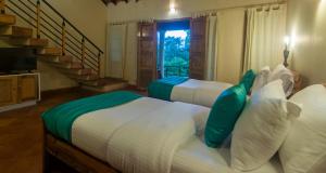 Rúm í herbergi á Pranavam Resort & Spa