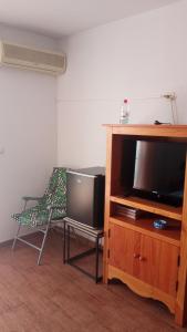 a living room with a tv and a chair at Casa Angelus + in Águilas