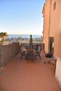 uma varanda com uma mesa e cadeiras e o oceano em Villa Miramar Panoramic Views em Santa Susanna