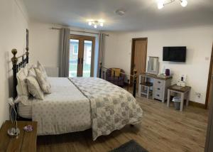 A bed or beds in a room at Grove Barn Bed and Breakfast