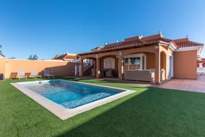 The swimming pool at or close to VILLA CAYETANA