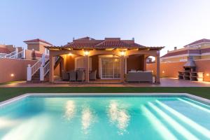 The swimming pool at or close to VILLA CAYETANA