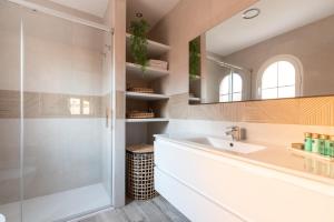 A bathroom at VILLA CAYETANA