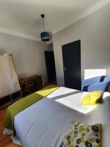 Postel nebo postele na pokoji v ubytování Chambre privée du Majestic