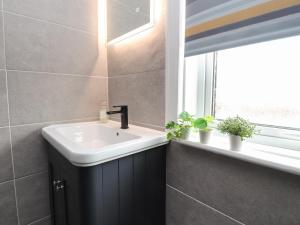 6A Elms Road tesisinde bir banyo