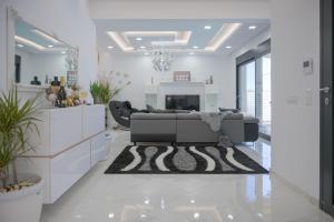 un soggiorno con divano e tappeto di Diamond Luxury Villa Corfu 5 Bedroom Luxury Villa a Mesongi