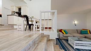 ein Wohnzimmer mit Sofa und Tisch in der Unterkunft San Lameer Villa 3002 by Top Destinations Rentals in Southbroom