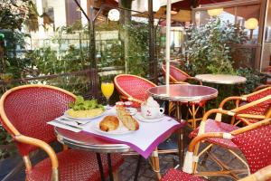 una mesa con un plato de comida. en Aéro, en París