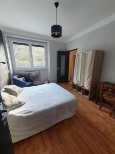 Postel nebo postele na pokoji v ubytování Chambre privée du Majestic