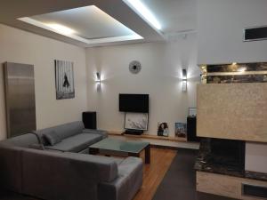a living room with a couch and a fireplace at Apartament w sercu Swinoujscia z 3 sypialniami in Świnoujście