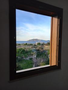 una ventana en una habitación con vistas al océano en Casa di Jacu en Favignana