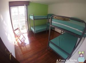 Двуетажно легло или двуетажни легла в стая в A Casa da Herba