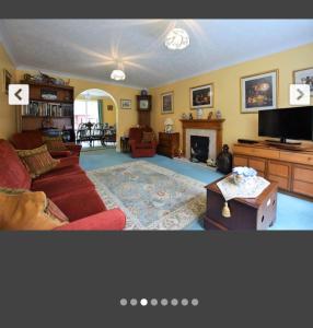 uma sala de estar com um sofá e uma lareira em Beautiful double en-suite room em Oakham