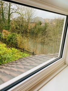 een raam met uitzicht op een loopbrug bij Beautiful double en-suite room in Oakham