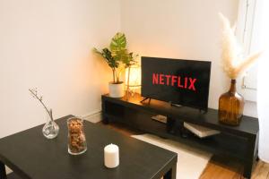 En TV eller et underholdningssystem på Appartement Scandinave proche Cathédrale