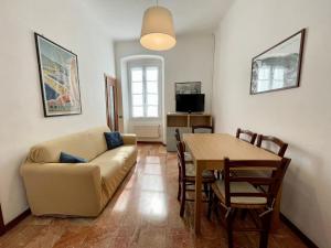 un salon avec un canapé et une table dans l'établissement Levanto Rentals, à Levanto
