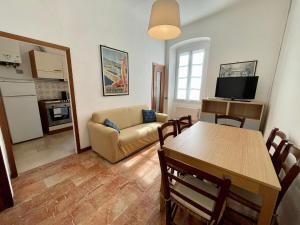 un salon avec une table et un canapé dans l'établissement Levanto Rentals, à Levanto