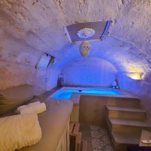 Cette chambre dispose d'une piscine dans une grotte. dans l'établissement Il Casale dei Principi, à Lecce