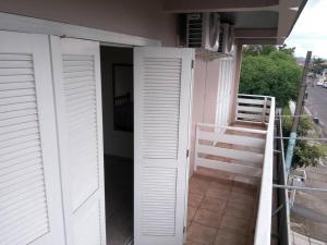 una puerta abierta de una casa con balcón en Apartamento 6 pessoas AP 01, en Torres