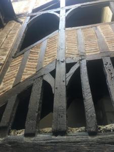 Vieux Tours, Charmant T2 40m2, 4 pers, lumineux في تور: نافذة مبنى ذو عوارض خشبية