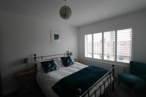 班戈北愛爾蘭的住宿－SEACLIFF ROAD APARTMENT，卧室配有床、椅子和窗户。