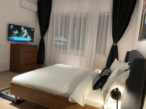 una camera con un letto e una televisione di Old Town Superior Apartment by MRG a Bucarest