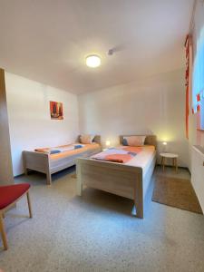 1 Schlafzimmer mit 2 Betten, einem Sofa und einem Tisch in der Unterkunft Bernerhof in Pottenstein