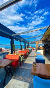 Heaven Suite Hotel في طرابزون: مطعم به طاولات وكراسي ومطل على المحيط