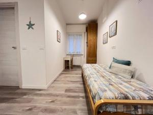 una camera con un grande letto di Nice and Easy Apartment a Pietra Ligure