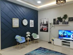 Un televizor și/sau centru de divertisment la Qaseh Guest House - for Malay only